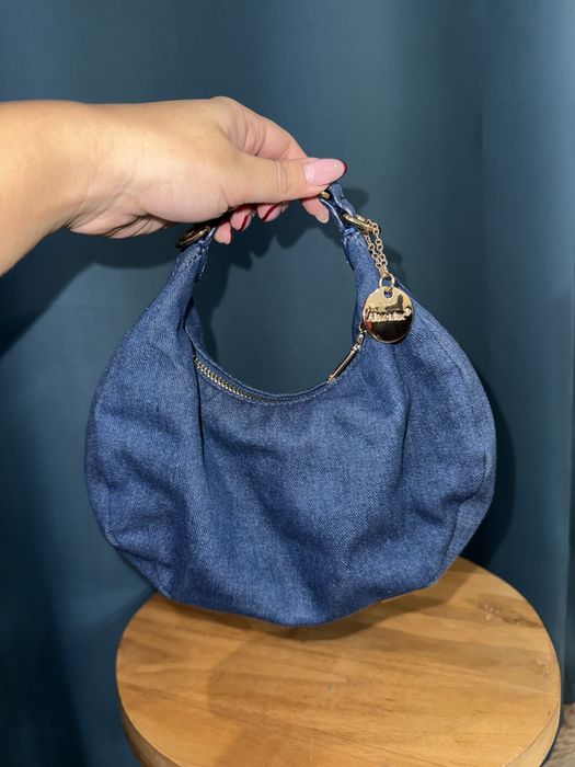 Дънкова чанта със златен детайл