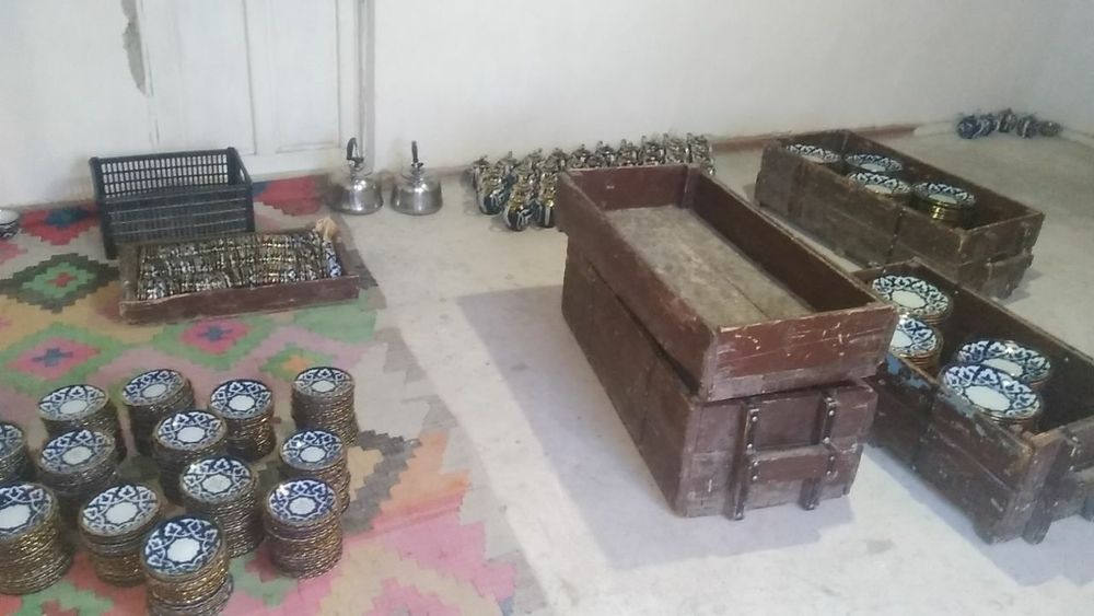 Stol stullar sotiladi 200 kishilik idish tovoqlari bilan birga