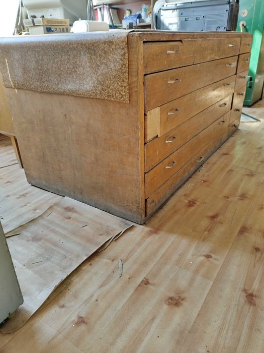 Стар дървен шкаф за съхранение на документация