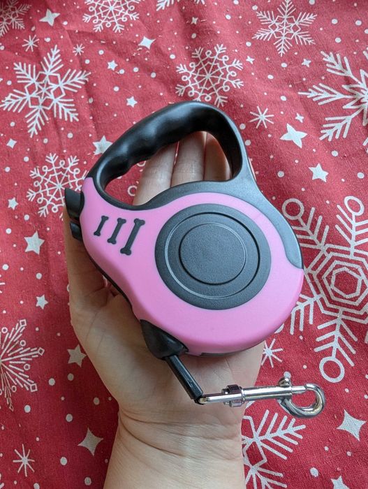 Розов повод с автоматична система за прибиране и заключване