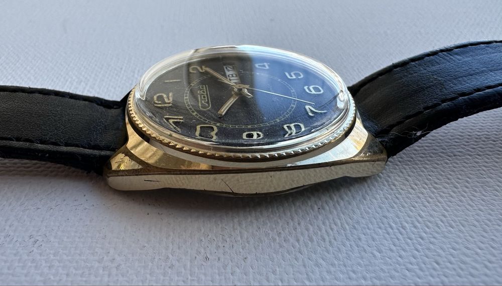 Часовник Слава,механичен позлатен,с два датника,80 г