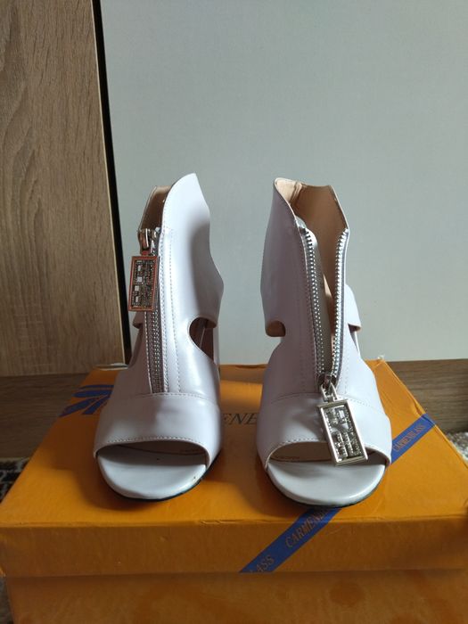 Продам Басаножки  кожаные  размер 35