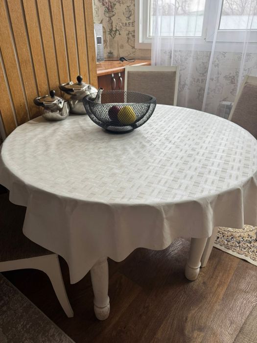 Круглый обеденный стол