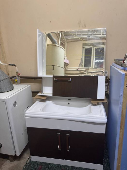 Акриловый Падвесной шкаф с раквиной и с зеркалой новый