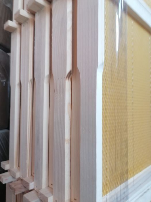 Пчелни рамки с монтирана восъчна основа