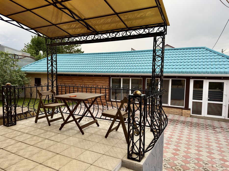 Дом 2 этажа, баня, бассейн, гараж.