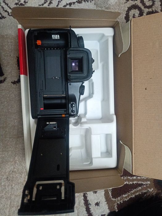 Продам пленочную зеркальную фото камеру Canon EOS 33 (Made in Japan)