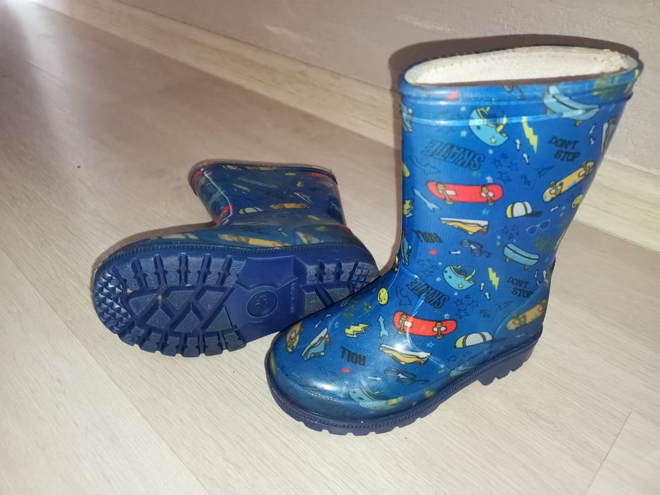 Продам резиновые сапоги детские