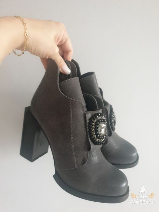 Продаю батальоны люкс качества чистая кожа Гуанчжоу. 39 размер.