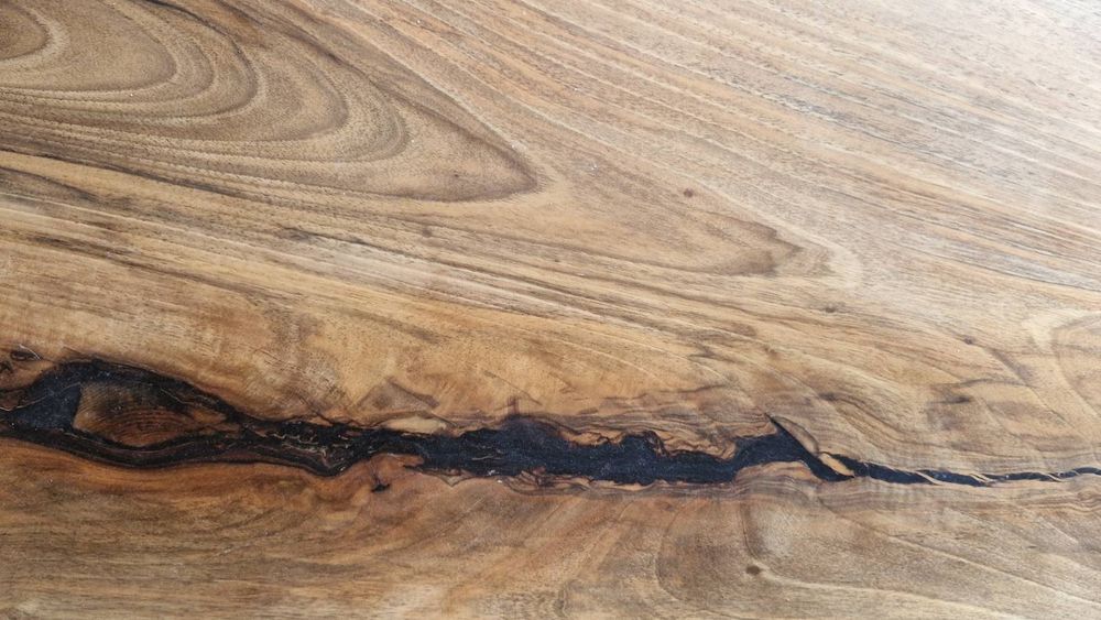 Плот за маса от орех с черна епоксидна смола