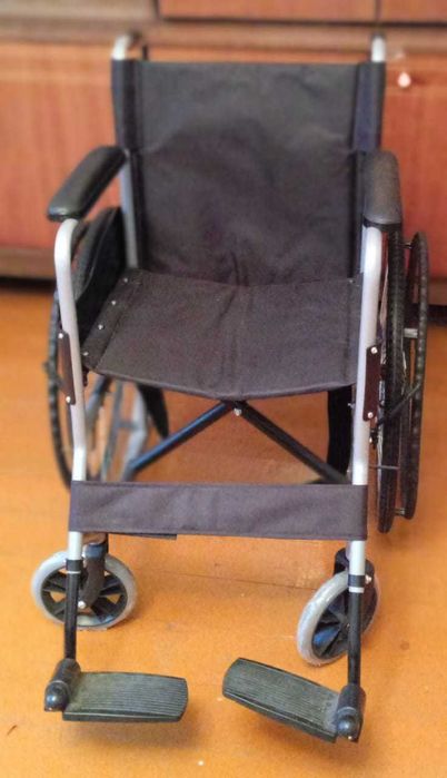 Кресло-коляска  на цельнолитых колёсах