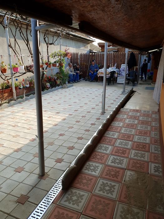 Echipă de meseriași montatori pavaje si construcții