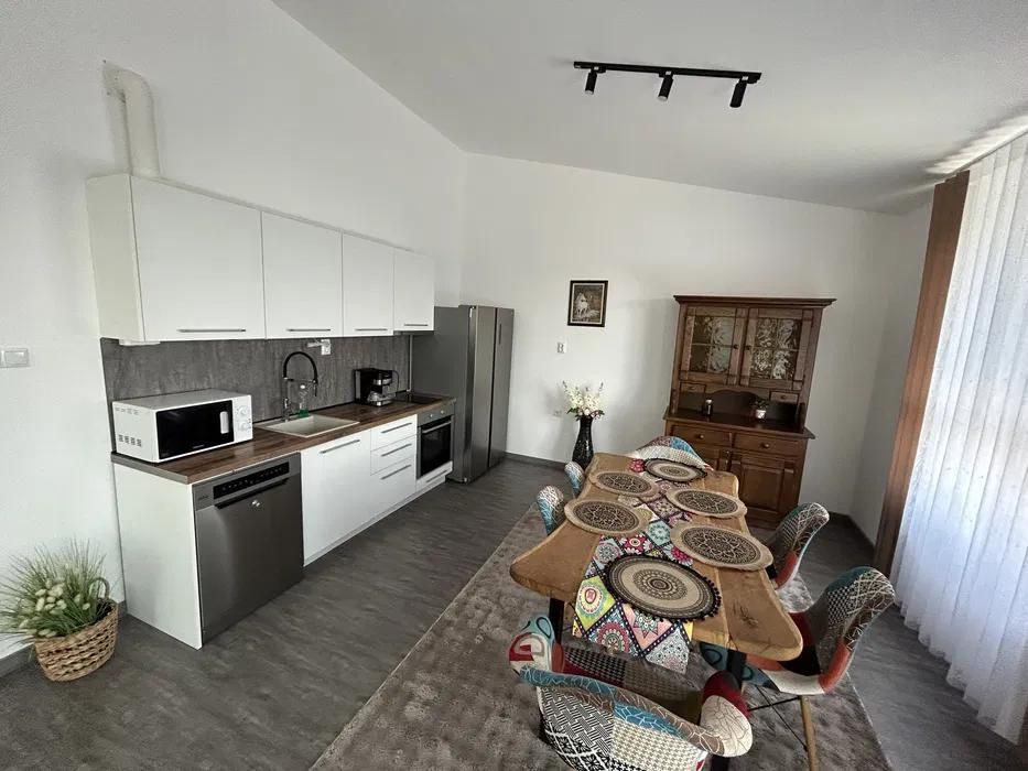 Четиристаен апартамент, под наем, Център