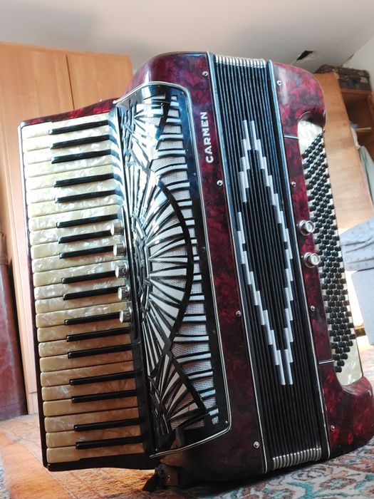 Vând acordeon CARMEN