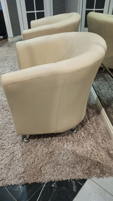 Кресло кожаное бежевое