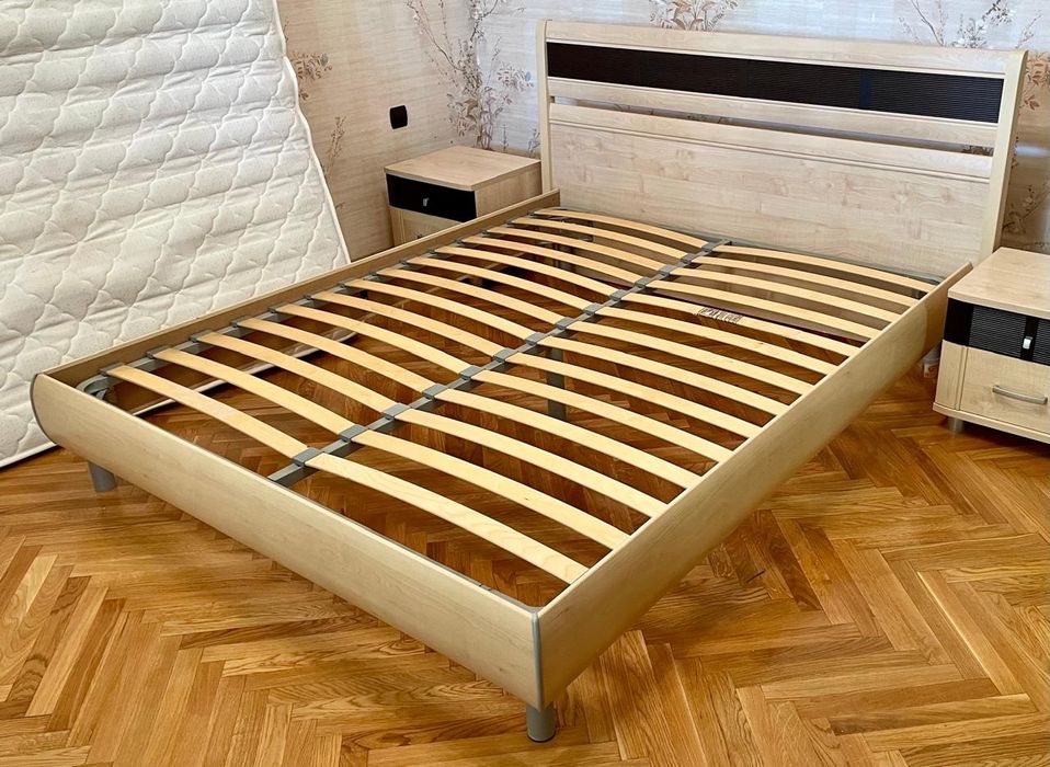 Двуспальная кровать с матрасом