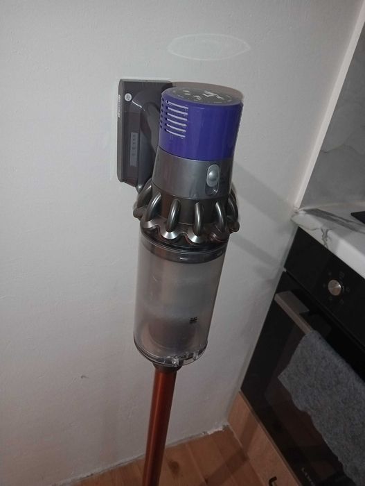 Отлична Dyson V10 безжична прахосмукачка с нова батерия и аксесоари