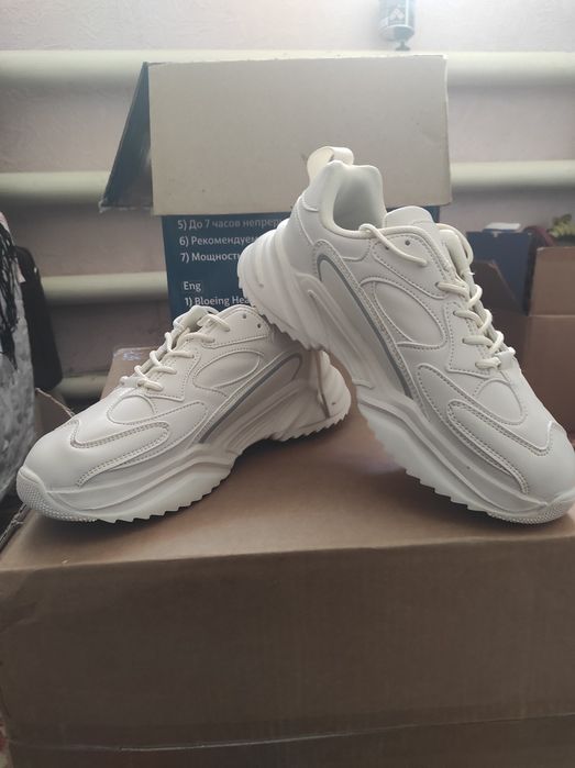 Красовкалар ок рангли 40 размер  кизларга хам  булади сифаьи яхши