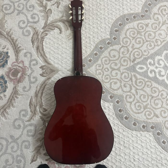 Продается гитара б/у цена 10000тг