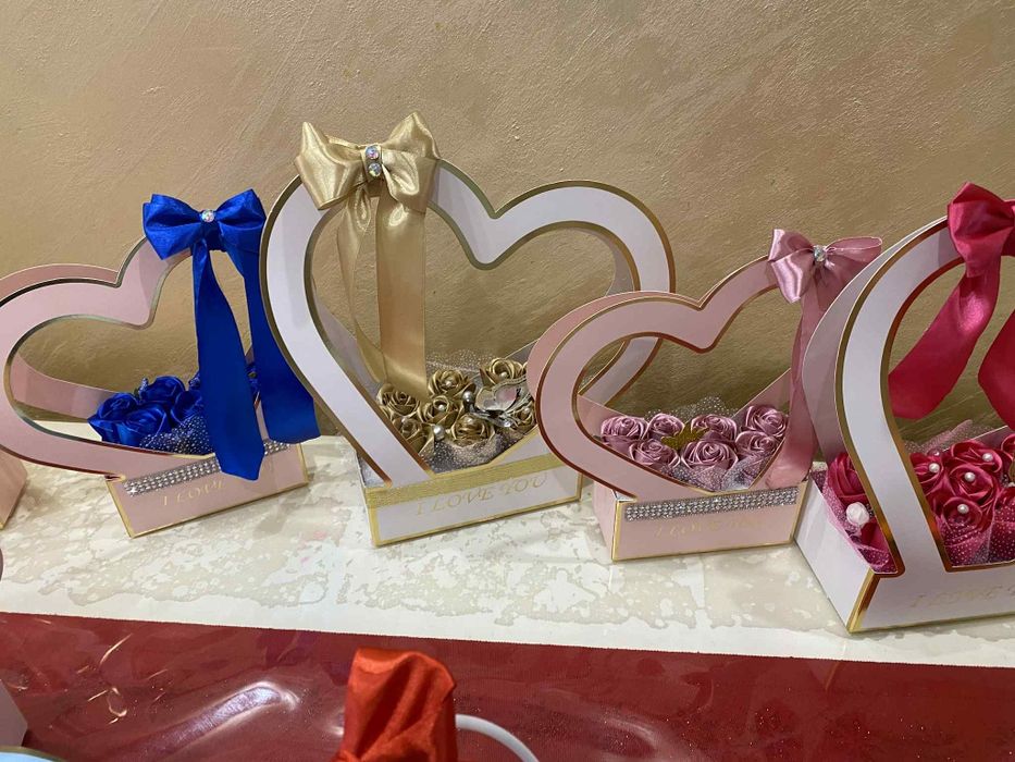 Ръчно изработени сатенени рози в кутия във формата на сърце