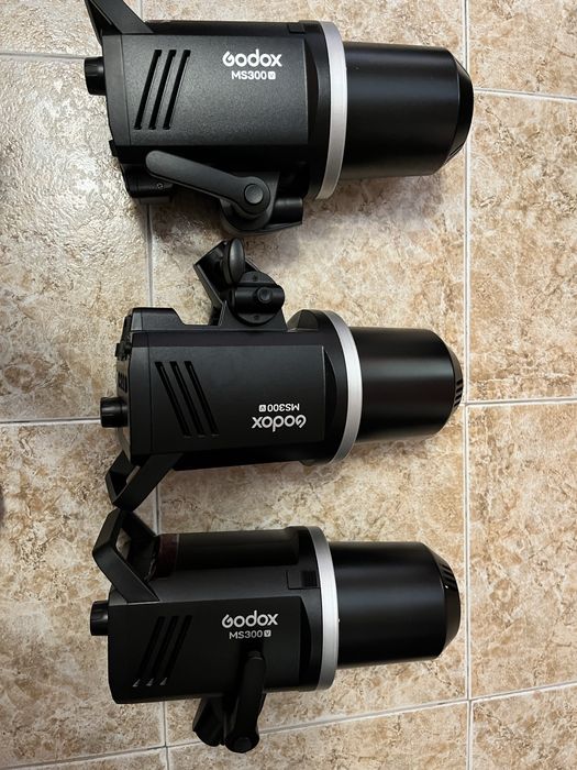Godox MS300V 3 броя чисто нови светкавици