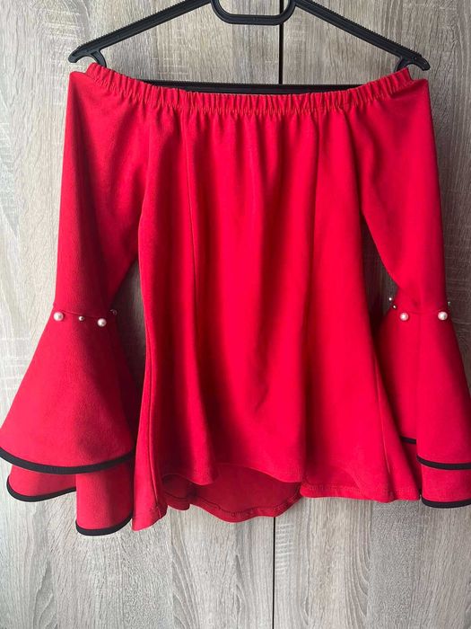 Блуза с паднало рамо и широк ръкав с перли