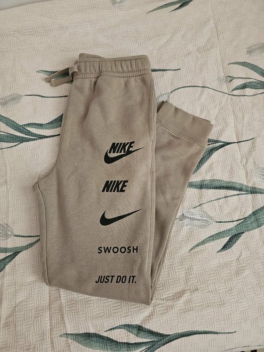 Оригинално ново детско долнище Nike