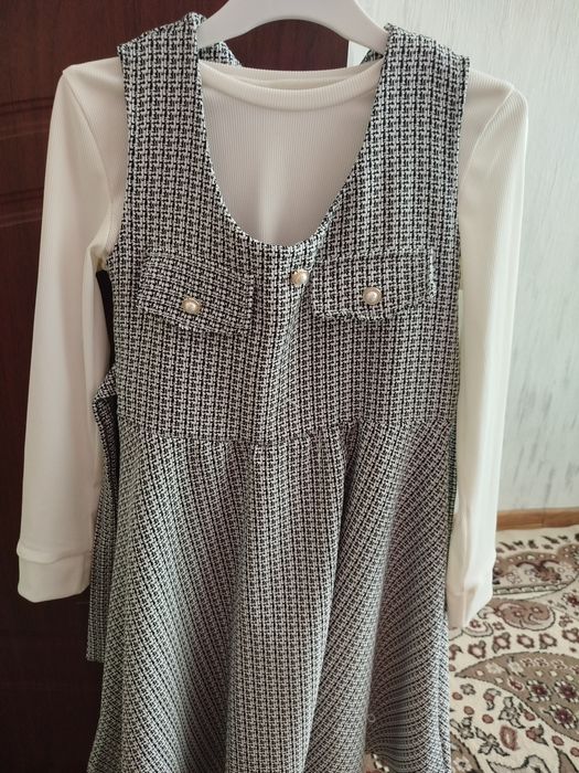 Продам.две блузки.и платье