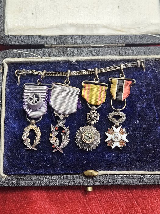 Сребърни френски мадали.