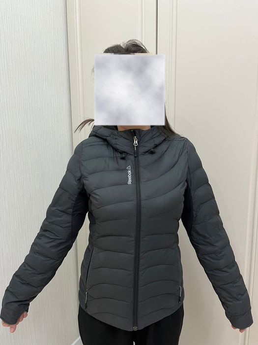 Rebook куртка сатылады.