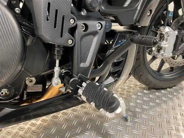 Motocicleta Benelli 502C Cruiser, dublu ABS, 2024, accesorii