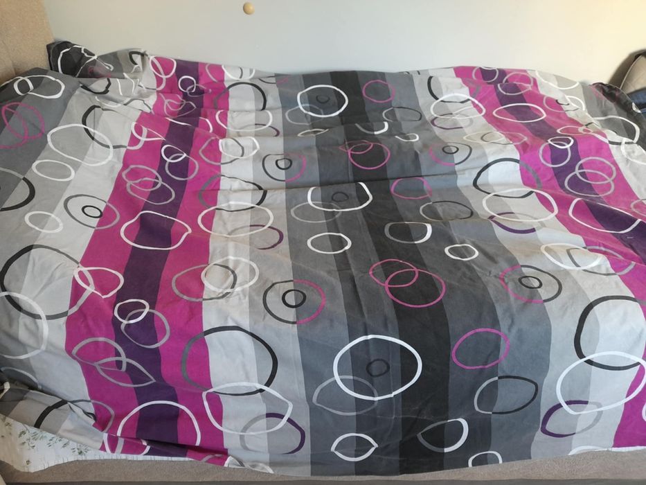 Чаршафи.Покривки за легло.Бели  копринени плътни завеси.