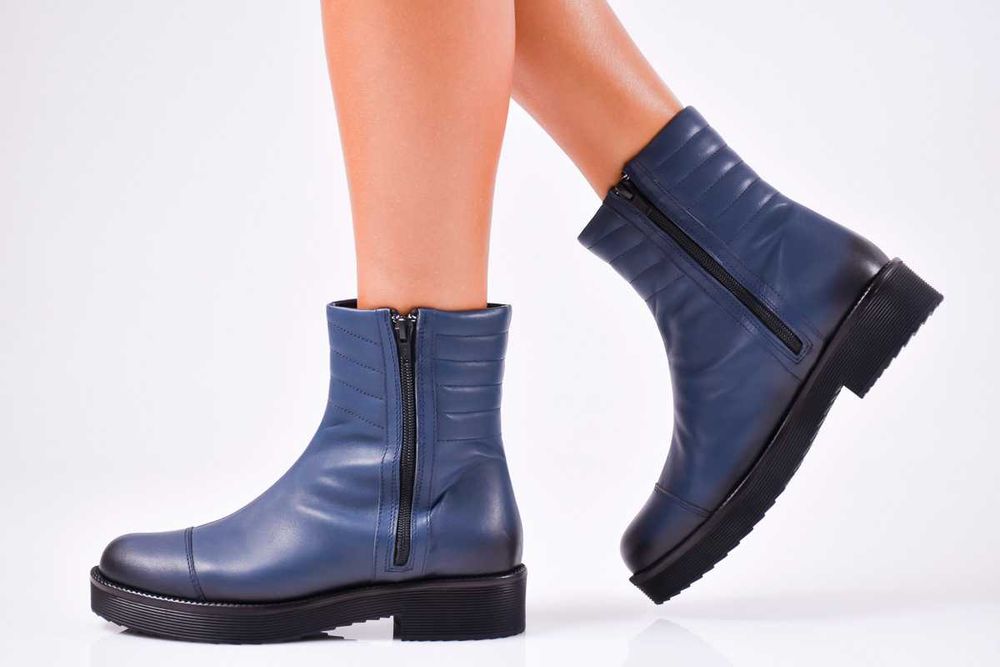 Нови дамски боти от естествена кожа, цвят син, номер 40.