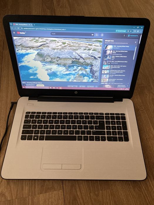 Laptop HP display mare 17,3 inch led,Windows 10 H,8gb ram ddr3,500gb m nu funcționează 2 taste T și Y în rest este perfect funcțional