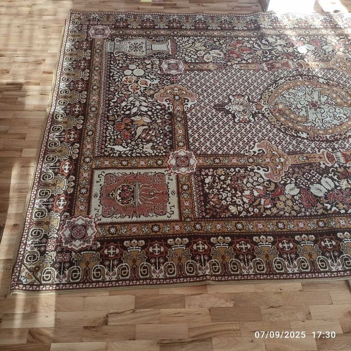 Продавам персийски килим. Български. Размер на килима 285 на 190.