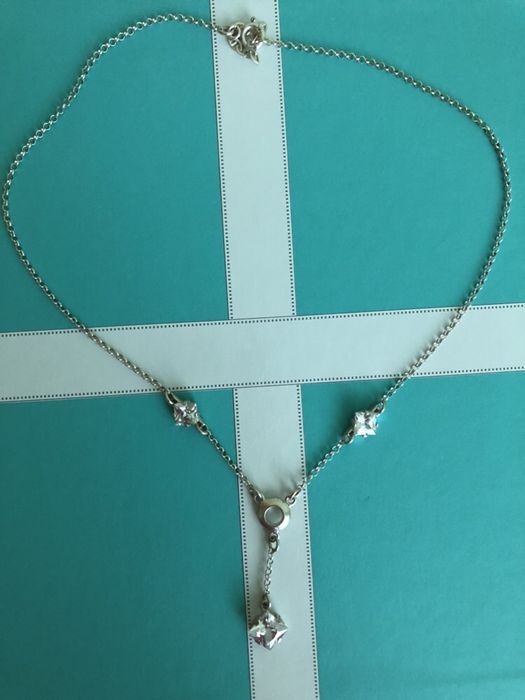 Сребърно колие с камъчета