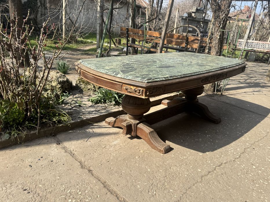 Масивна дървена маса