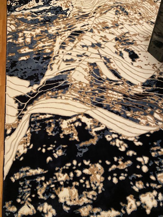 Килим чисто нов.