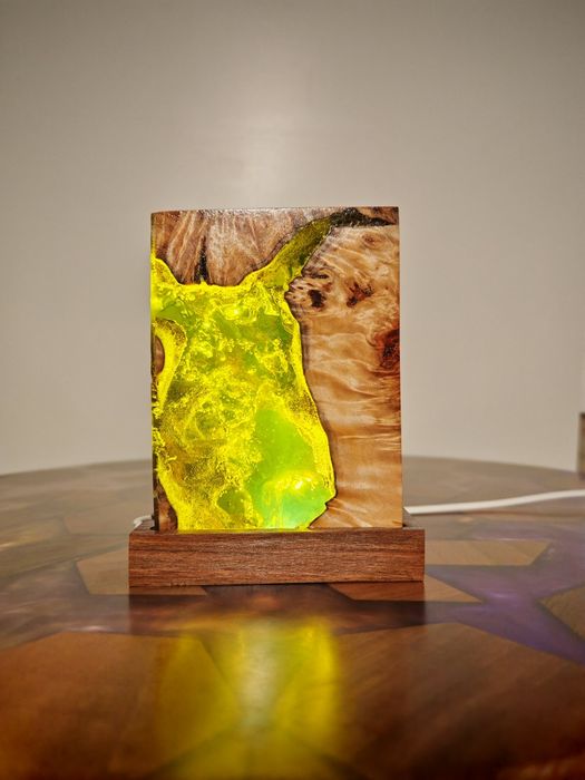 Дъспенсъри за алкохол и дъски от дърво и епоксидна смола