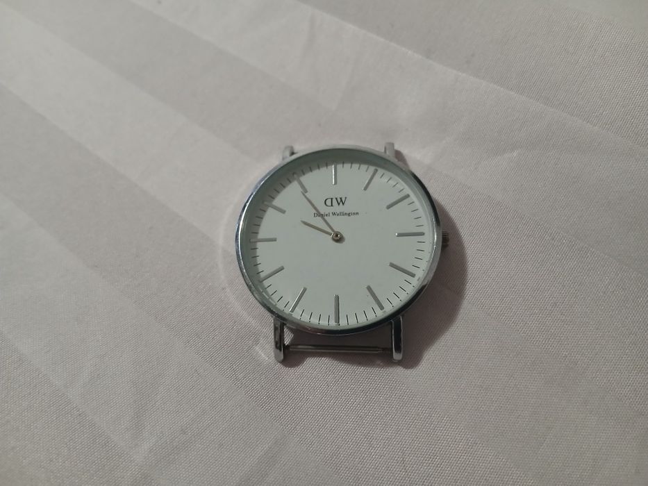 Daniel Wellington argintiu.