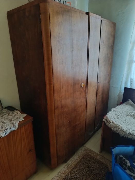 Стар дървен гардероб