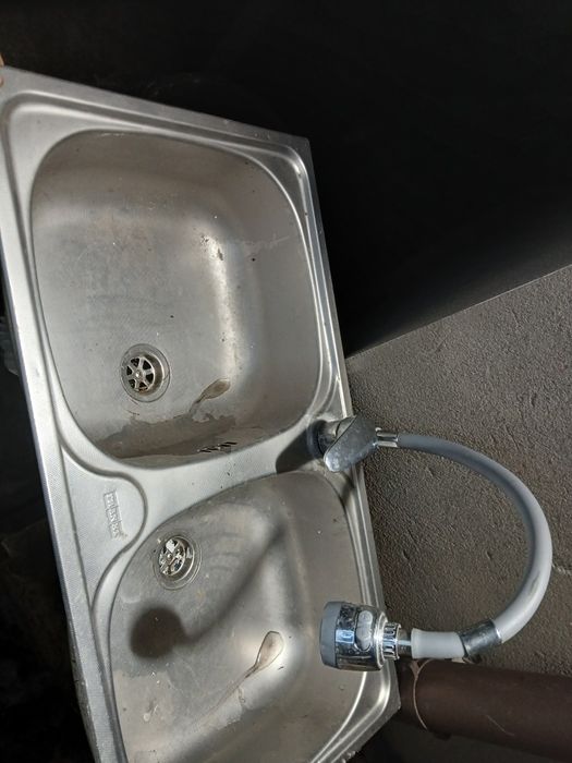 Vând chiuveta cu baterie