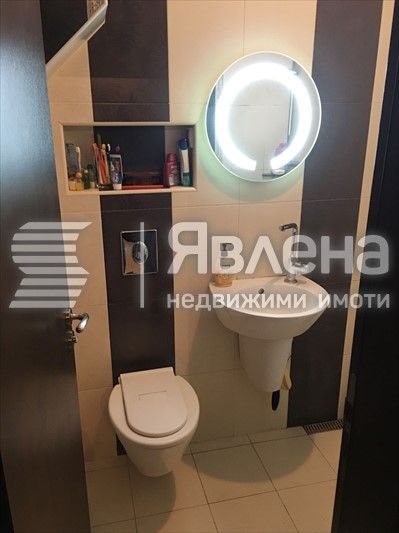 Двустаен апартамент с потенциал за преустройство в тристаен