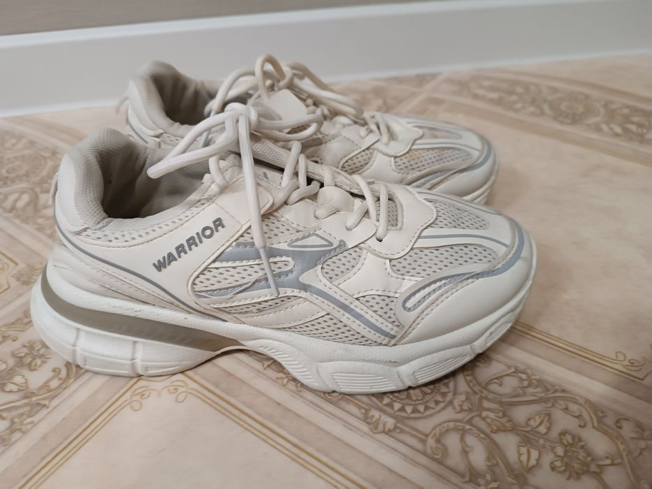 продаются кросовки 36р