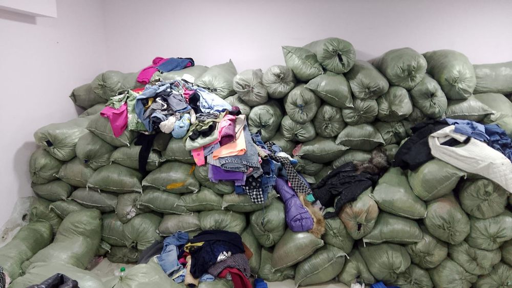 Отдам срочно одежду