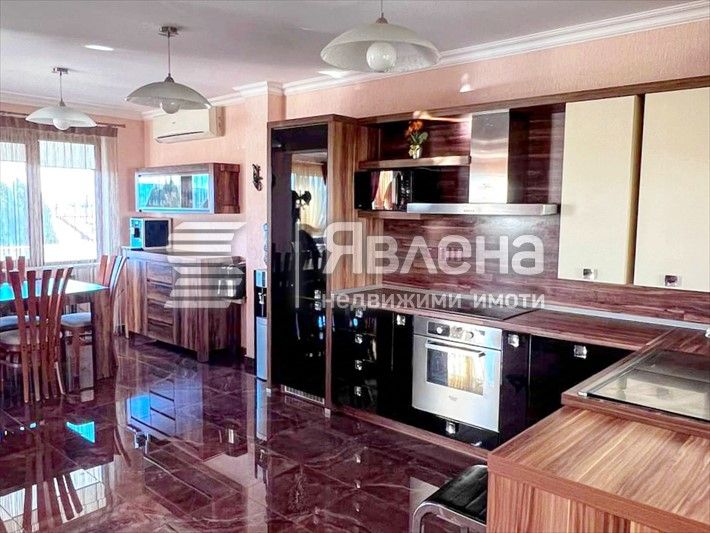 Къща с басейн в Оброчище