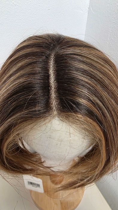 Perucă HAIRCUBE lace front bob asimetric șaten cu șuvițe caramel