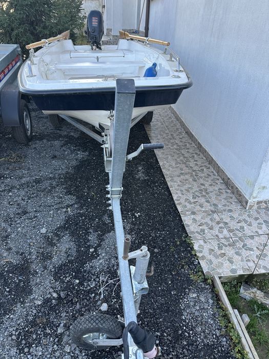 Vand barca cu motor.