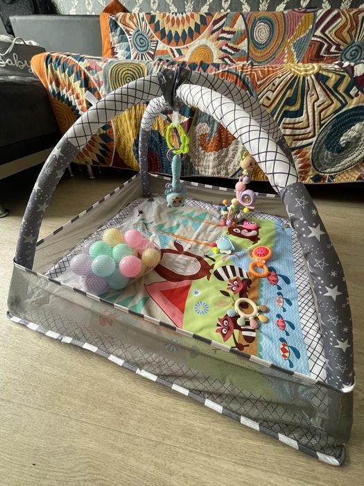 Детский манеж с игрушками