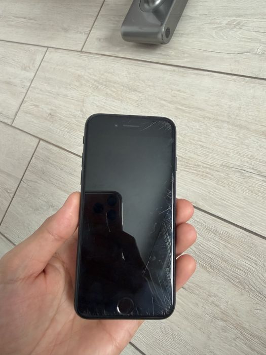 Продам iphone se 2020